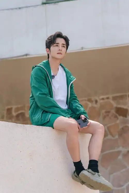 演员@张新成张新成超话上脚#ugg#云字拖做客《五十公里桃花坞》,进阶