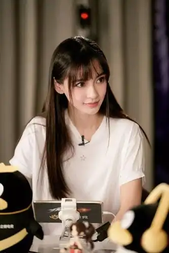 参加节目录制,齐刘海的少女baby. 职场造型的baby