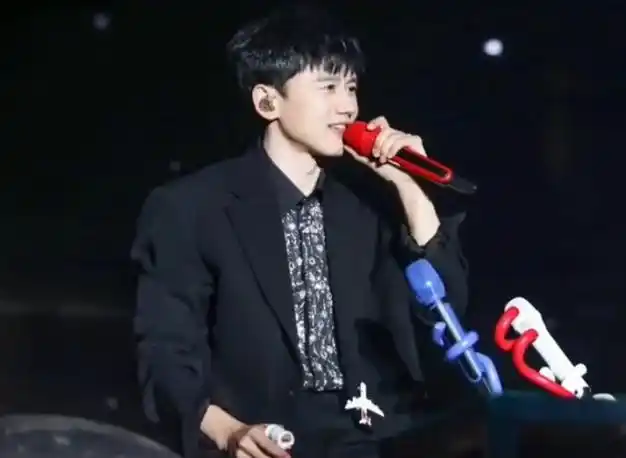 张杰晒父女出游照小咘芽戴姐姐帽子跳俏身高体型如复制难区分