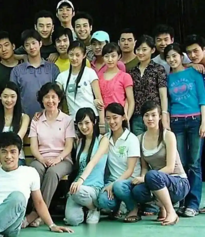 杨幂张小斐多年后再次重聚,曾经长相普通的她们已经长成了大美女.