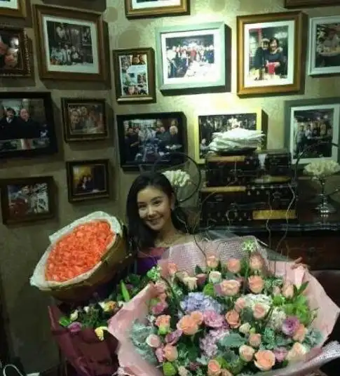 带你参观王雷住的豪宅,家里就刷了大白墙,跟普通家庭没区别