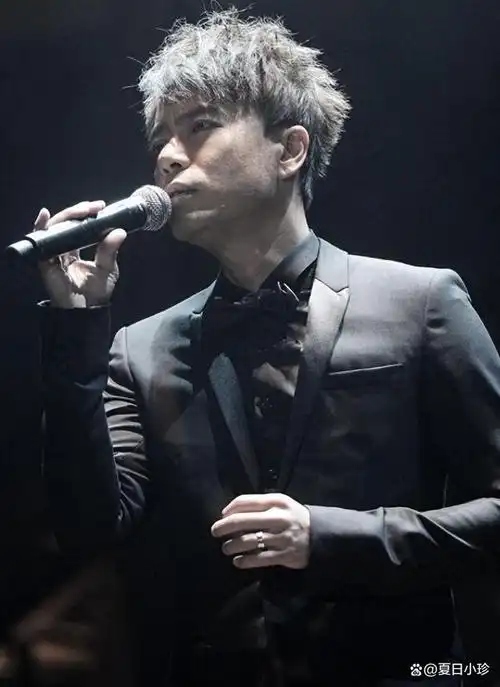 今天给大家带来的娱乐新闻,我们要聊聊中国香港的著名歌手李克勤.