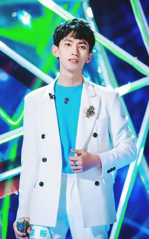 俞彬图片俞彬帅气舞台照图片