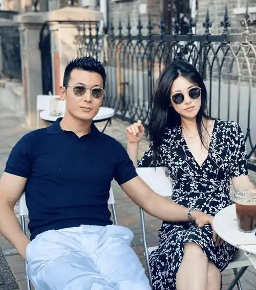 朱珠一家三口罕见同框2岁女儿像她小2岁老公穿搭时髦像小年轻