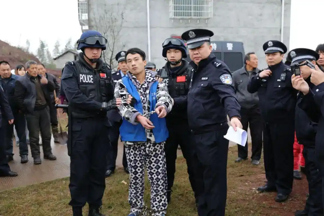 衡阳抢劫杀人案凶手被常宁看守所押赴刑场执行死刑