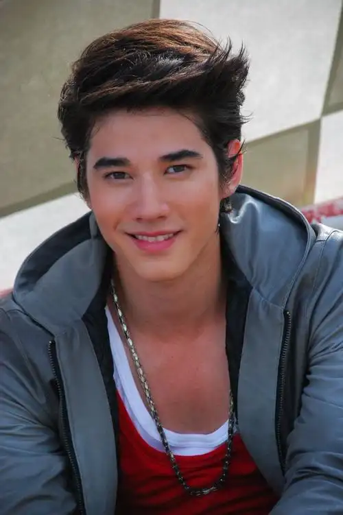 1988年12月4日出生于泰国曼谷,中德混血,泰国男演员,平面模特,歌手