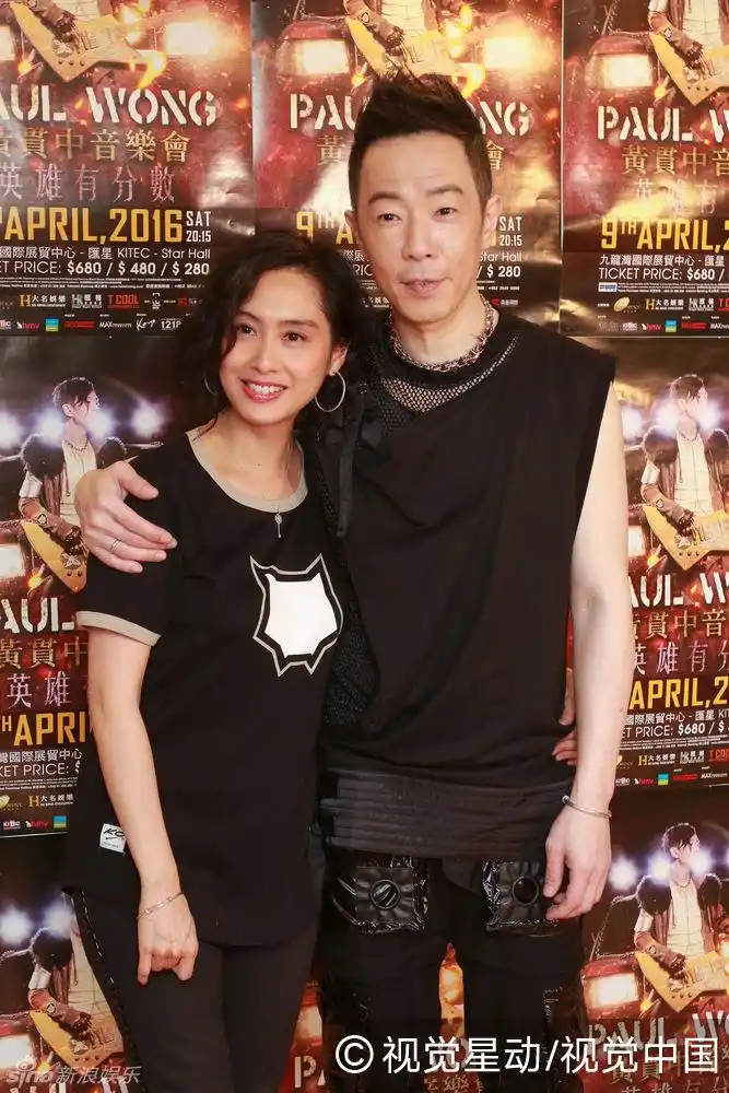 黄贯中今晚举行演唱会,老婆朱茵带著女儿黄莺现身支持.