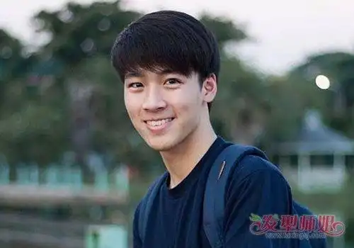 泰式男生侧梳直发蘑菇头发型
