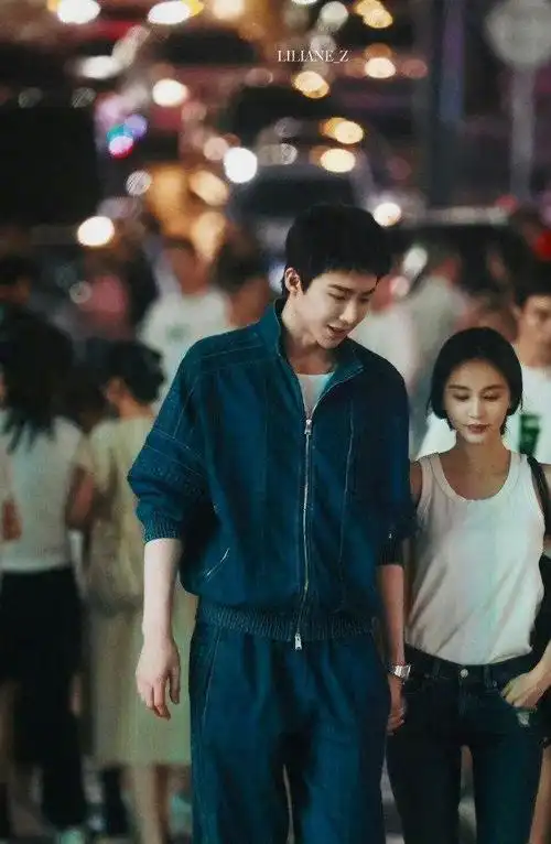 照片中的王子文穿着简单的白色t恤,搭配的是修身牛仔裤,鞋子则是选择