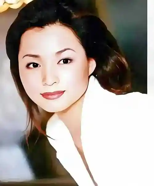 董卿年前短发青涩照曝光,与现在形象大相径庭