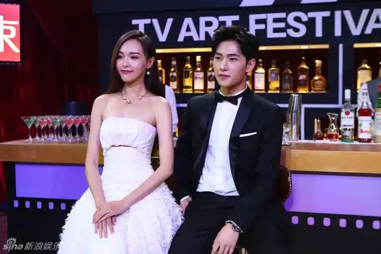 杨洋唐嫣同框旧照再掀热议男帅女美颜值超高