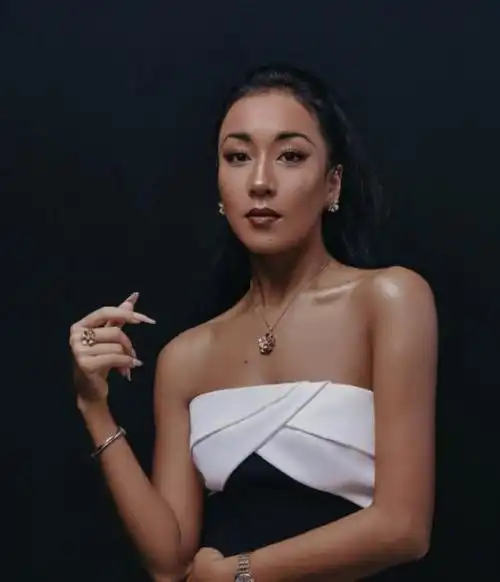 黑皮肤的吉克隽逸太美了穿抹胸演绎花仙子身材迷人真抢镜