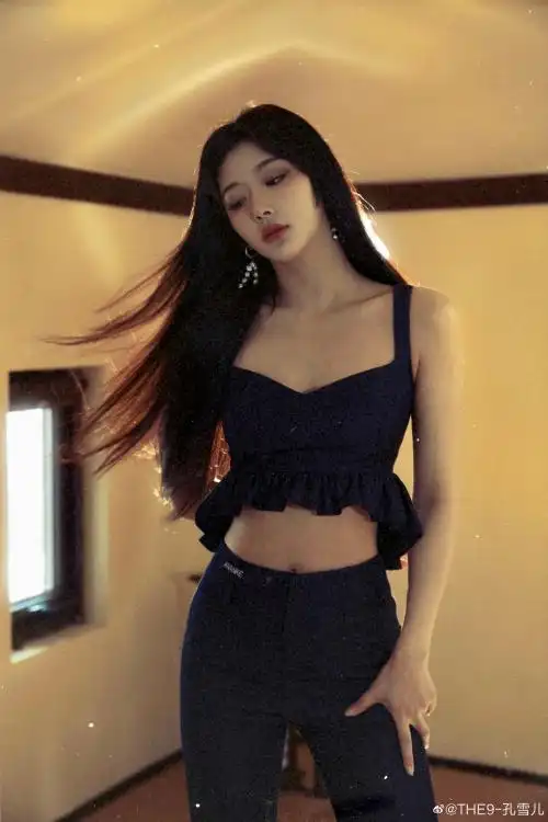 原创孔雪儿穿黑色吊带拍写真,长发披肩身材超好,网友:满满的高级感