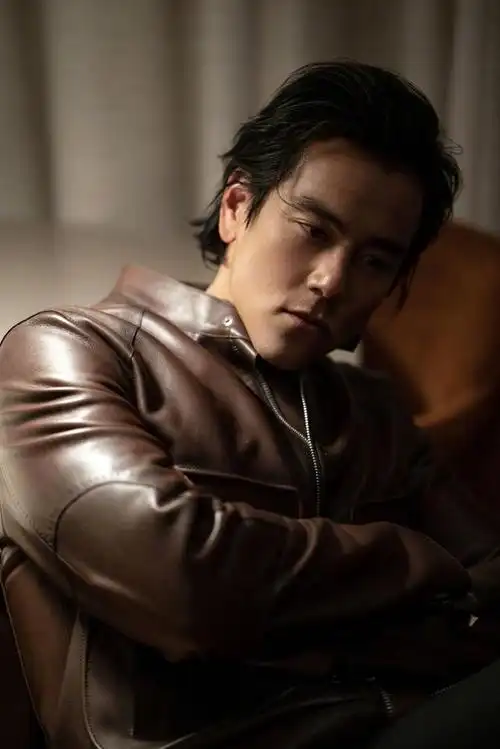 组图:彭于晏皮衣造型硬朗利落 古铜色皮肤荷尔蒙爆棚