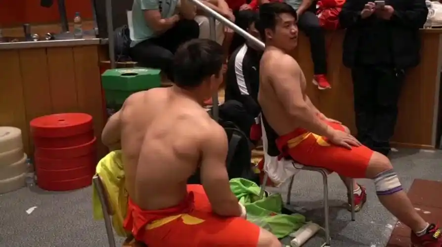 这才是男人该有的背,举重运动员的肌肉不是盖的