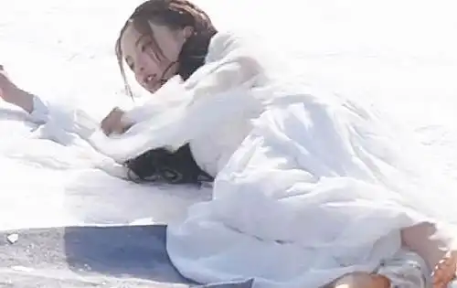 杨超越雪地光脚拍戏后续,导演亲自上前暖脚,待遇可真高_网易订阅