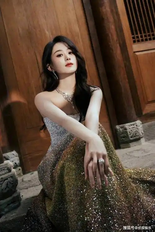 36岁赵丽颖最新活动照,穿抹胸镂空裙美成女王,不菲首饰超抢镜