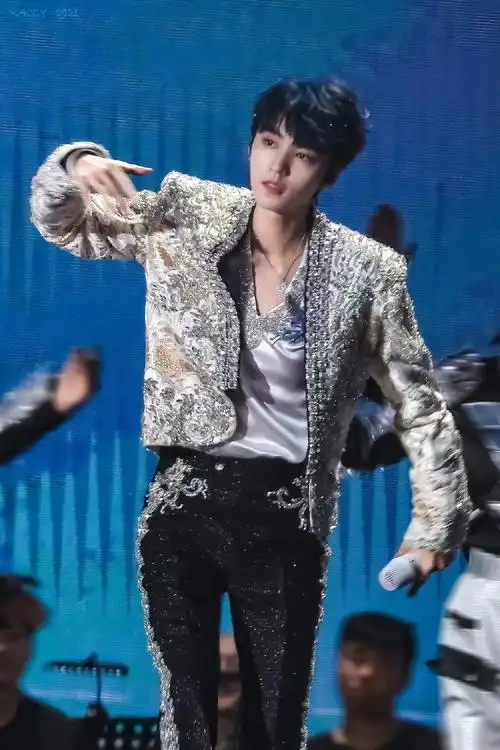 tfboys十年之约现象级演唱会#  分享一些十周年舞台上美神王俊凯的