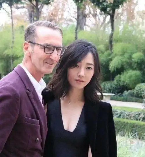 白百何和老外亲密互动看到图四后网友是无法形容