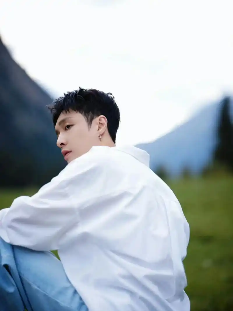 张艺兴 白衬衫 牛仔裤#高级感 - 抖音