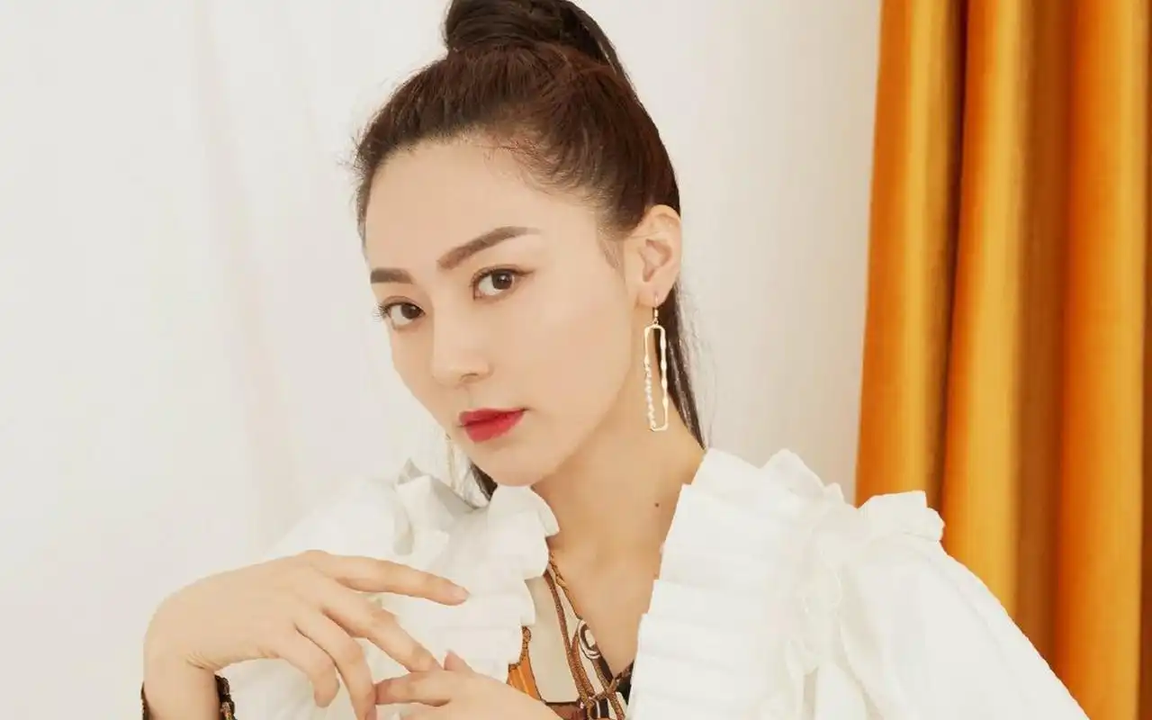 黄梦莹优雅魅力写真桌面壁纸