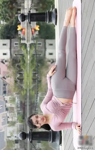 美女街拍:小姐姐公园旁边练瑜伽,小姐姐韧性极好