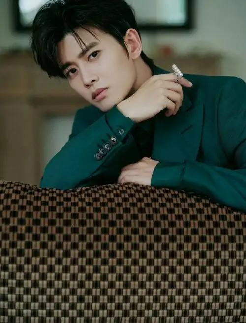 任嘉伦孔雀绿西装