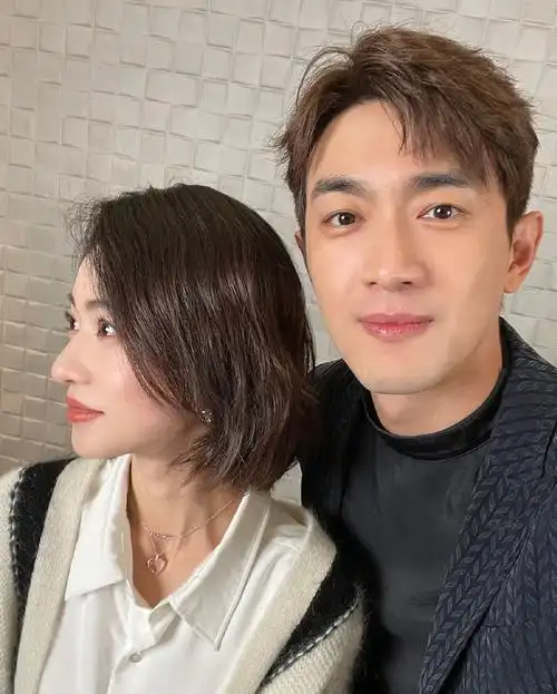 林更新和吴谨言合照一动不动宛如人形立牌网友说好的舔狗呢