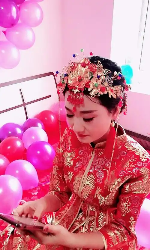 玩手机的新娘子,我们都怀疑是她把藏鞋地点悄悄的告诉了新郎,不然新郎