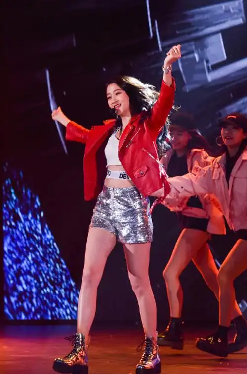 关晓彤大跳热舞秀长腿惊艳全场