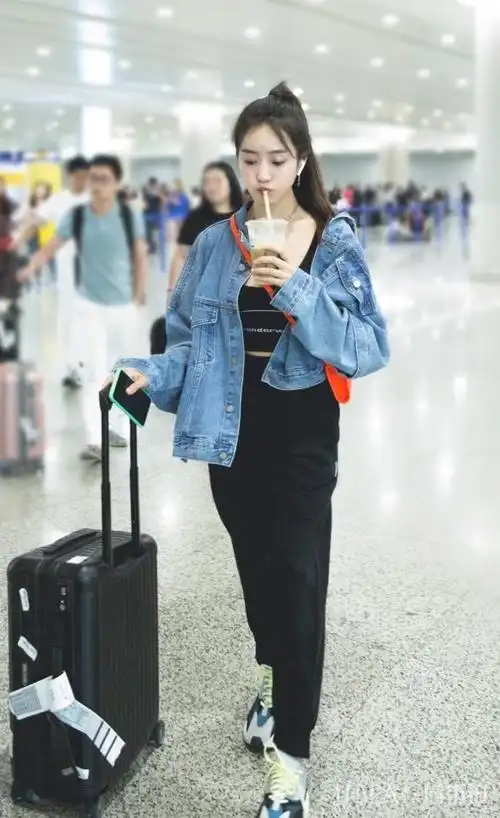 王梓薇机场街拍牛仔搭配运动裤潮翻了
