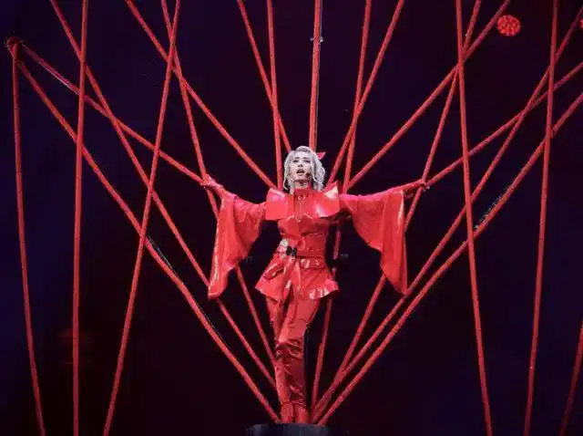 蔡依林演唱会挑战自我,挂七层楼高,全套红色装扮是过本命年吗?