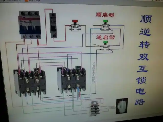 请问我下图这开关接触器要将三相电机接正反转怎样接?
