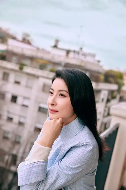 42岁郭晶晶亮相米兰时装周,优雅大气不摆高架子,用英文侃侃而谈_腾讯