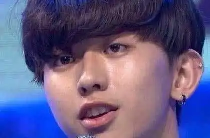 蔡徐坤出道前旧照曝光,有点油腻完全不像小正太?看到第三图笑了