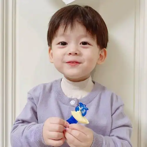 抖音上很火的小男孩快快头像