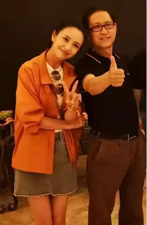 七位女星的帅老爸们:杨颖父亲颜值爆棚,赵露思父亲堪称少女高手_爸爸