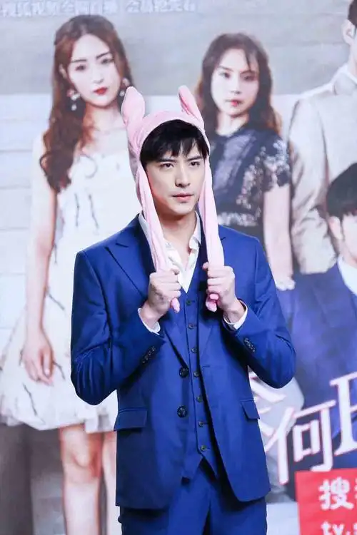 甜宠神剧《奈何boss要娶我》如约上线 "霸道总裁"徐开骋发布会遭遇撩