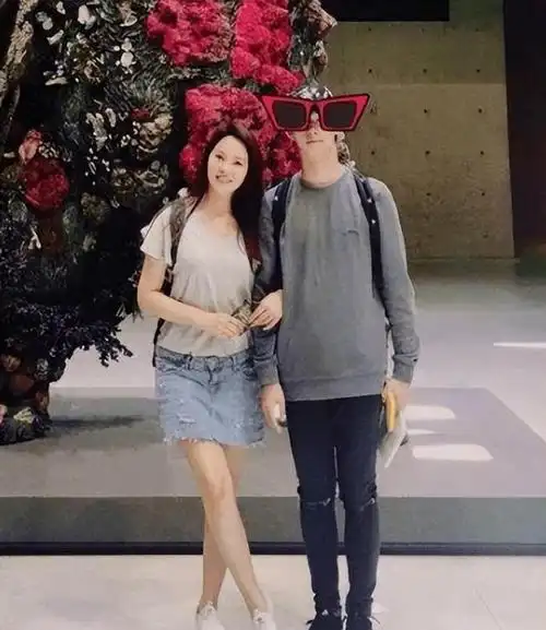 庾澄庆全家出席儿子哈利毕业典礼现任妻子气质出众伊能静缺席