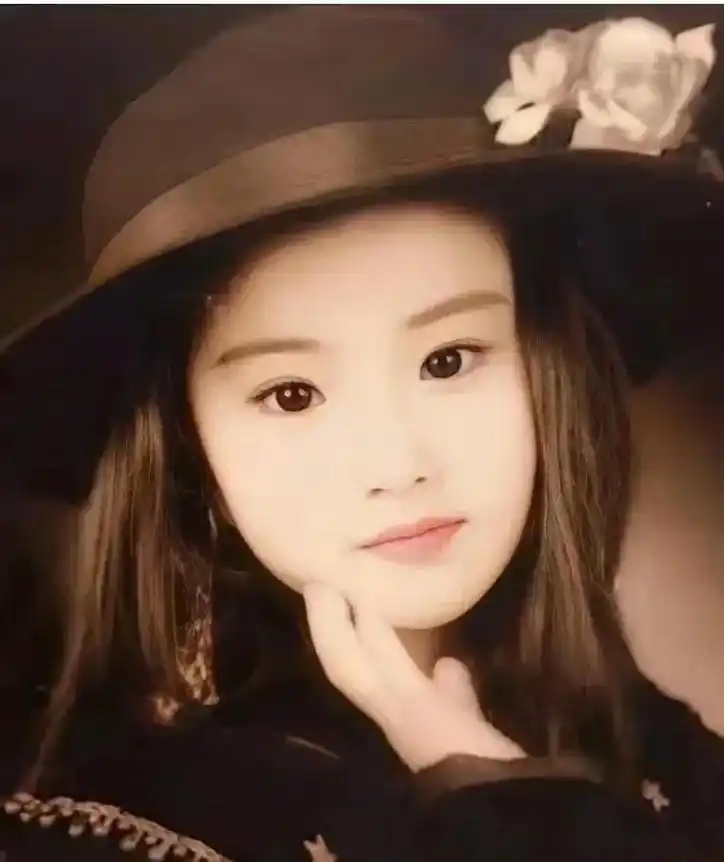 刘亦菲小时候太好看了吧!衣服也特时尚!是我们的茜茜公主没错了