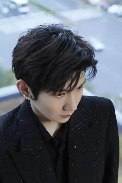 王源全黑西装造型俊逸清朗,高雅矜贵少年变得更加的绅士璀璨夺目