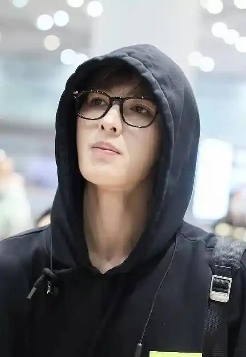 朱正廷化浓妆被批太"娘",近照素颜现身,依旧美成"人间仙子"_男生_因为