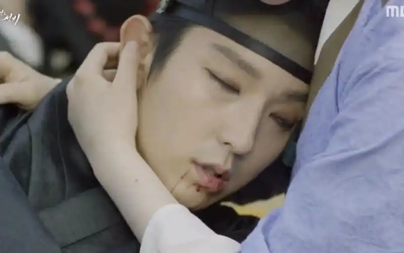 受伤季被自己人刺伤女主抱抱后恢复理智晕倒