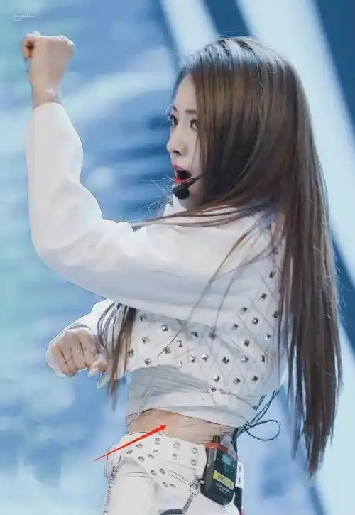 喻言穿露腰装出席活动,贴胶布遮盖满背纹身,年少轻狂后悔了?