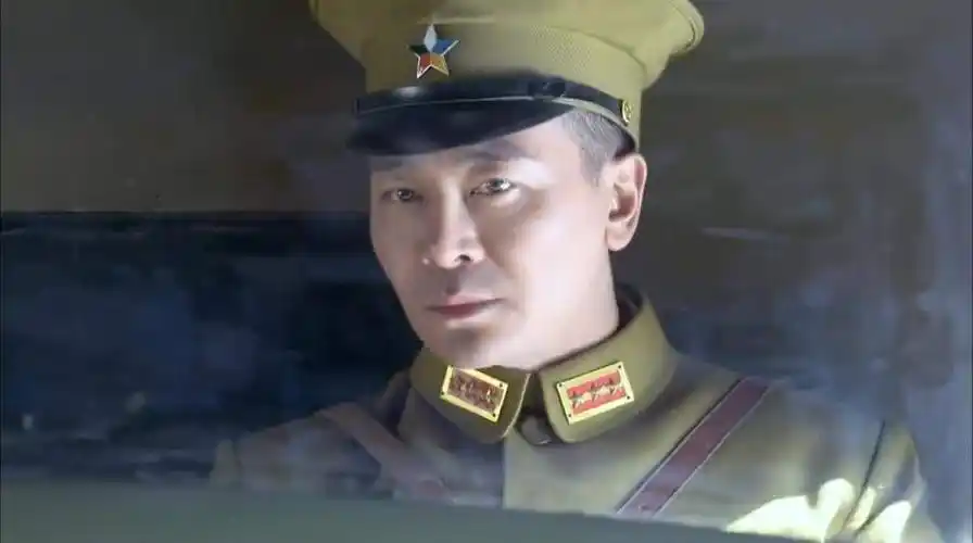 铁血轻奇兵突击队完成任务半路却遇敌人特工用飞镖断喉来歼敌