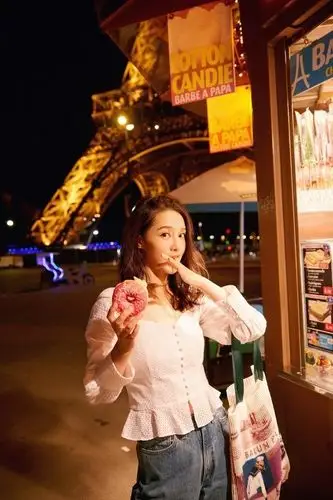 李沁手拿甜甜圈