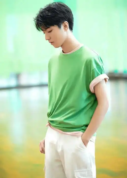 王俊凯的这身穿搭是牛油果色,粉色和白色的碰撞,衬托出无限的青春活力