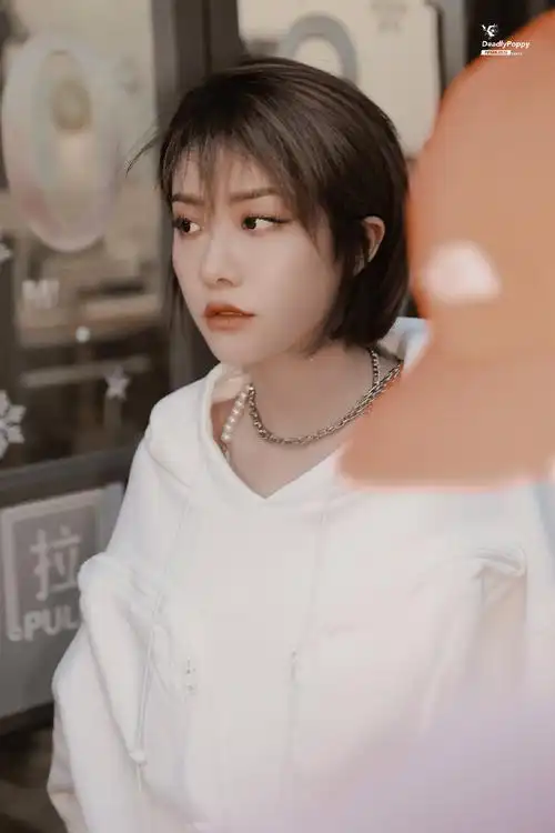 喻言身材 喻言直拍 喻言发色 喻言短发 喻言老公 喻言壁纸 喻言自作曲