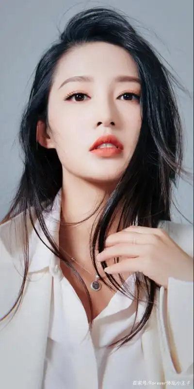 李沁发文:红红火火每一天,红运当头新一年!网友:太美了,爱了