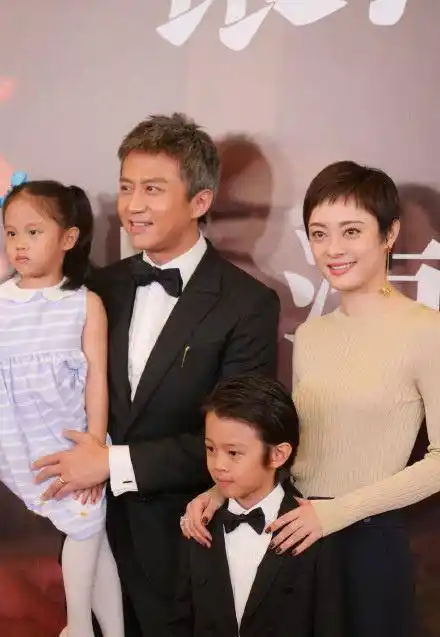 邓超一家四口走红毯儿女容貌曝光,小花等等一个随爸一个随妈_孙俪